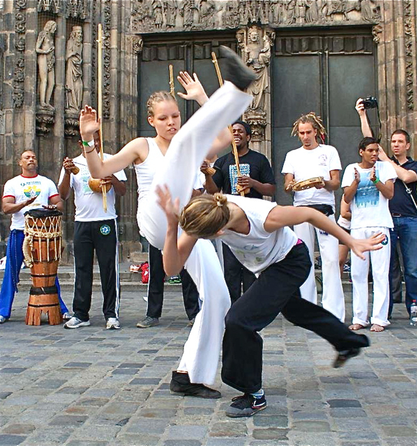 Der Fokus der Lateinamerikawoche 2013, die vom 26. Januar bis 3. Februar in der Villa Leon in Nürnberg stattfindet, liegt unter anderem auf dem Hunger nach Rohstoffen und den Auswirkungen sowie einem kritischen Blick auf die Green Economy und Alternativen dazu. Wie immer gibt es Informationen zu Kultur, Politik und sozialen Themen, aber auch Musik, Ausstellungen, Theater und Literatur. Auf dem Bild: Die Capoeira ist eine afro-brasilianische Kunstform und hat ihren Ursprung in den Zeiten der Sklaverei, wo si