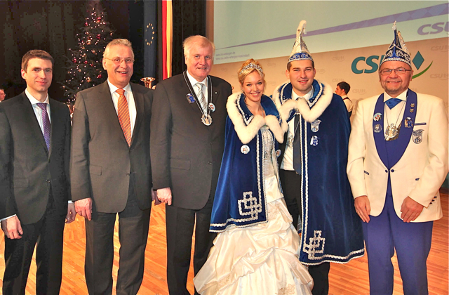 Das Prinzenpaar der Brucker Gaßhenker, Sebastian I. und Lisa I., haben dem Bayerischen Ministerpräsidenten Horst Seehofer die Orden überreicht. Mit ihm freuen sich der Bundestagsabgeordnete Stefan Müller (l.), der Bayerische Innenminister Joachim Herrmann und der 1. Vorsitzende der Brucker Gaßhenker, Werner Krebs (r.). Foto: Kurt Fuchs