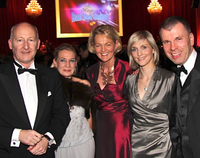 Breuninger-Chef Martin Kusch (l.) mit Breuninger PR-Chefin Dagmar Munk (2.v.l.) und BMW-Niederlassungsleiter Peter Mey und Gattin Candy Pomp (2.v.r.) und Stefanie Frieser.