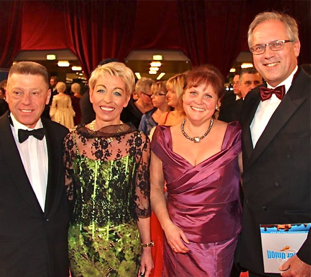 Unternehmerehepaar Peter (l.) und Karin (2.v.l.) Rösch mit Bezirkstagspräsident Richard Bartsch und Gattin Sibylle.