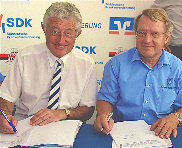 Bürgermeister Horst Förther (l.) und Bayern Rundfahrt-Organisator Ewald Strohmeier unterzeichneten bereits im vergangenen Jahr die Verträge für 2013. Foto: John R. Braun