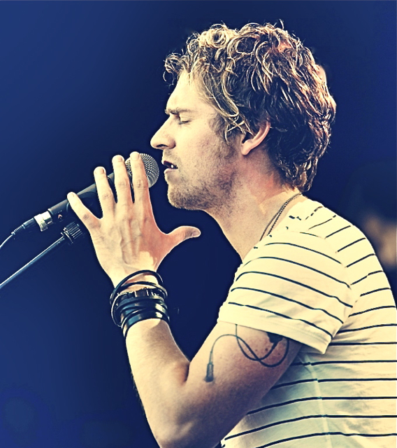 Die Tage werden anders sein hieß die erste Single von Johannes Oerding, die seinem Debütalbum Erste Wahl vorausging. Kurz darauf fand sich der Popsänger mit seiner Band im Vorprogramm von Ich & Ich, Simply Red und den Söhnen Mannheims in den Arenen des Landes wieder. Seine Geschichten und Songs klingen immer eindeutig nach ihm und seinem ganz eigenen Erzählstil und damit berührt der charmante Blondschopf nicht nur die Damenwelt. Diese jedoch liegt ihm am 1. März ab 20 Uhr sicherlich in Nürnberg im Hir