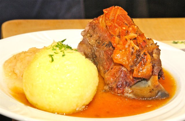 Als leckere "Grundlage" gab's kross-gebratene und dennoch zarte Schäuferle mit Kloß und Sauerkraut.