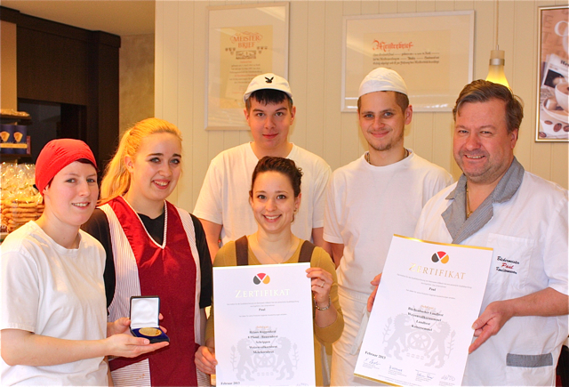 Qualität hat Tradition in der Bäckerei Paul: Bei der Brotprüfung in Weißenburg konnten Gerhard Paul (r.) und sein Team neun Goldmedaillen gewinnen! Die höchste Auszeichnung erhielten das Büchenbacher Landbrot, die Weizenvollkornsemmel, das Landbrot, das reine Roggenbrot, das 8-Pfund-Bauernbrot, die Schrippen, die Kaisersemmel, das Weizenvollkornbrot sowie das Mehrkonbrot. Eine extra-Auszeichnung gab es für die Schrippen, die Kaisersemmel, das Landbrot und das 8-Pfund-Bauernbrot. Sie holten in den letzten dr