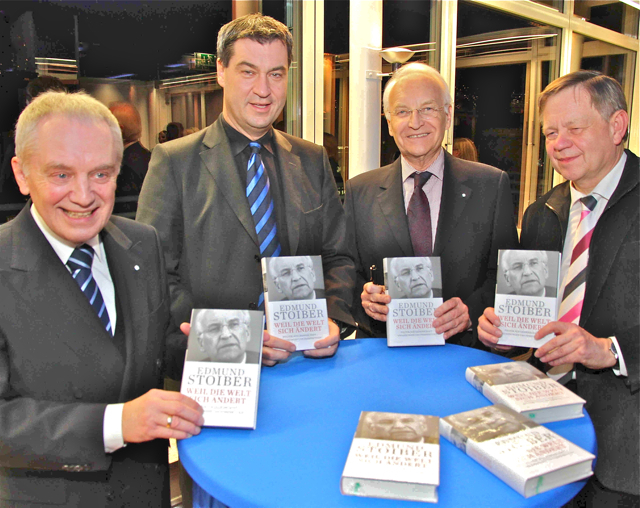 Lesung mit Dr. Edmund Stoiber im Fuggerzimmer der Nürnberger Versicherung am Rathenauplatz zu seinem aktuellen Buch ,,Weil die Welt sich ändert. Politik aus Leidenschaft Erfahrung und Perspektiven". Kurz vor der Lesung stellten sich die Politiker dem Fotografen: Hausherr Hans-Peter Schmidt (Aufsichtsratsvorsitzender der Nürnberger Versicherung), Bayerns Finanzminister Markus Söder (Gastgeber), der Buchautor und frühere Bayerische Ministerpräsident Edmund Stoiber sowie der Landtagsabgeordnete und stellvert