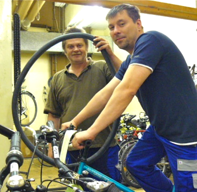 Schnell kann's gehen, wenn das Fahrrad wieder einmal zur falschen Zeit am falschen Ort stand: Einige Stunden nicht aufgepasst, und schon herrscht gähnende Leere am Fahrradständer. Wer sich zu zivilen Preisen ein neues Vehikel anschaffen möchte, kann sich auf den alle paar Wochen stattfindenden Versteigerungen der Stadt Erlangen umsehen. Das Fahrradfundbüro veranstaltet am Samstag, 23. März, ab 10.30 Uhr wieder eine Fahrradversteigerung. Ab 9.30 Uhr können in der Wilhelmstraße 2G die Fahrräder vorbesichtigt