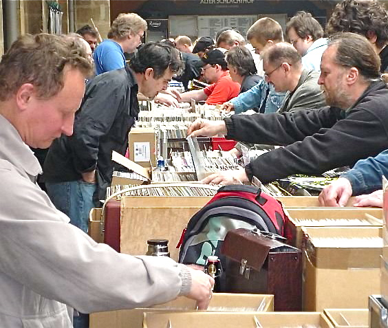 Vinyl boomt wieder! Die schwarze Scheibe hat sich mittlerweile als Kultobjekt etabliert, und vor allem bei jüngerem Publikum ist die Nachfrage nach Vinyl-Scheiben in den letzten Jahren enorm angestiegen. Kurios: Viele Neuerscheinungen werden auch wieder als LP veröffentlicht. Gute Stücke finden kann man auf der Schallplatten- und CD-Börse am Samstag, 6. April, von 10 bis 16 Uhr in der Meistersingerhalle Nürnberg. Eintritt: 3,50 Euro. Archivfoto: oh