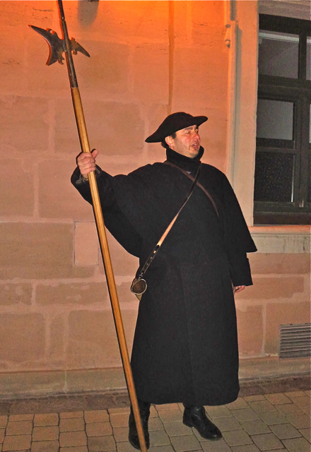 Hört, Ihr Leut, und lasst Euch sagen ...: Ab dem 14. April ist der Erlanger Nachwächter wieder unterwegs. Foto: Veranstalter