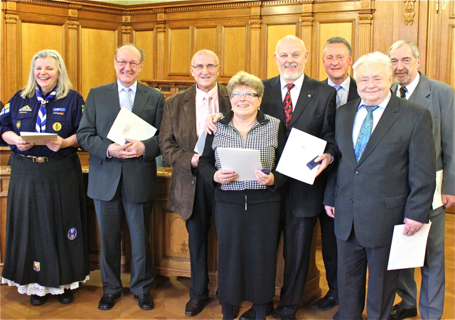 Freuen sich zusammen mit Oberbürgermeister Thomas Jung (3.v.r.) über die Ehrung: Irmgard Schwemmer, Walter Frank, Walter Schober, Rosemarie Koch, Ernst-Wolfgang Plischke, OB Thomas Jung, Andreas Schraufstetter und Christian Weigert (v.l.n.r.). Es fehlt Gunda Eckardt. Foto: Ebersberger