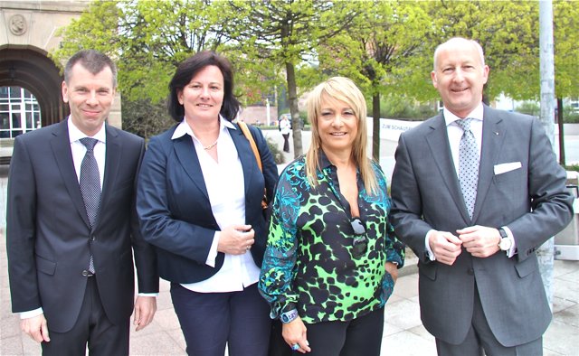 Opernball-Sponsoren (v.l): Peter Mey, BMW-Niederlassung Nürnberg, Kornelia Wöhrl, Wöhrl AG, Dominic Armbrüster, Dominic Nürnberg, und Martin Kusch, Geschäftsführer Breuninger.