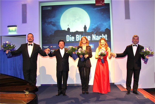 Die Ensemble-Mitglieder des Staatstheaters Nürnberg Randall Jakobsh, Bassist, David Yim, Tenor, Pianistin Rita Kaufmann, Michaela Maria Mayer, Sopran, und Nikolai Karnolsky (v.l.), Bassist, begeisterten die Eröffnungsgäste mit musikalischen Interpretationen des diesjährigen Mottos der Blauen Nacht Himmelsstürmer.