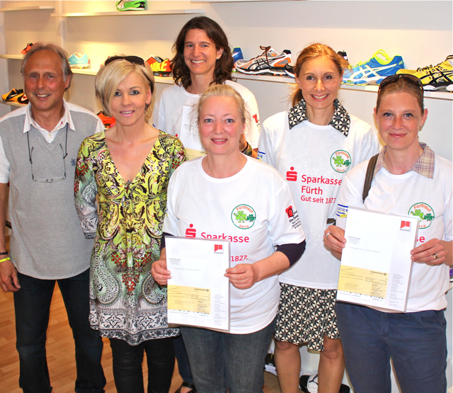 Roland Kastner übergab zusammen mit Annett Löschner (Firma Fürstenhöfer) die Gewinnerschecks an die Sportlehrerin Michaela Benninger (Oberasbach), Schulleiterin Anette Wolf (Adalbert-Stifter-Schule) sowiean die beiden Elternbeiratsvorsitzenden Ingrid Eberle und Ute Zayitscheck (Oberweihersbuch; v.li.n.re.). Foto: Ebersberger