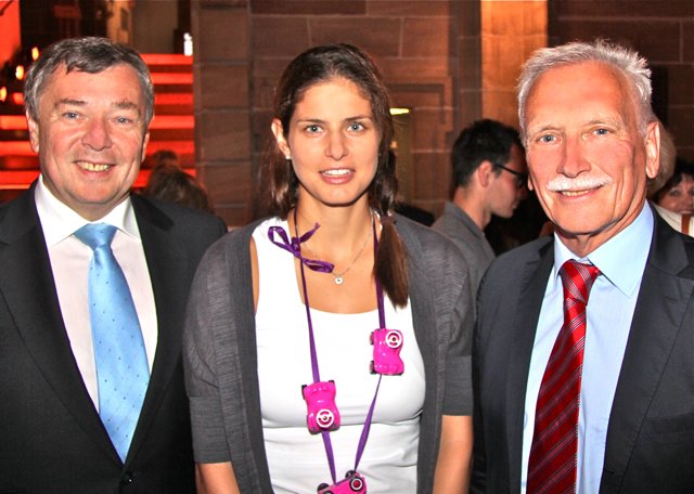Dr. Rüdiger Knocke (l.), stellvertretender Vorstandsvorsitzender NÜRNBERGER Versicherungsgruppe, Wolfgang Schleemilch, 1. Vorsitzender Tennisclub 1. FCN, und Tennisprofi Julia Goerges.