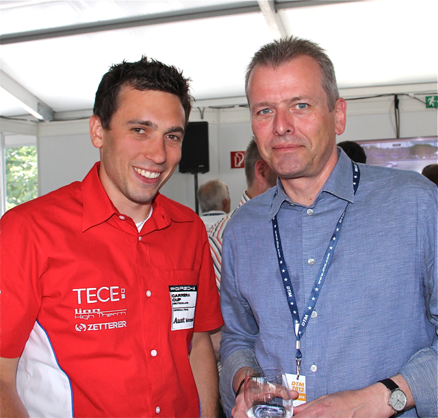Oberbürgermeister Dr. Ulrich Maly (r.) gratuliert Rennfahrer Elia Erhart und dem MCN zu der großartigen Hilfsaktion. Foto: jrb