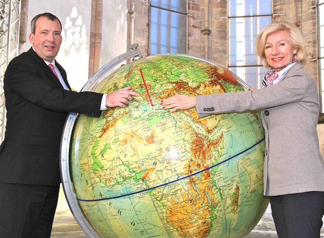 Kulturreferentin Prof. Dr. Julia Lehner und Stefan Schindler, Vorstand der Sparda-Bank Nürnberg eG, stellten die musikalische Reise der Öffentlichkeit vor.       Foto: bayernpress