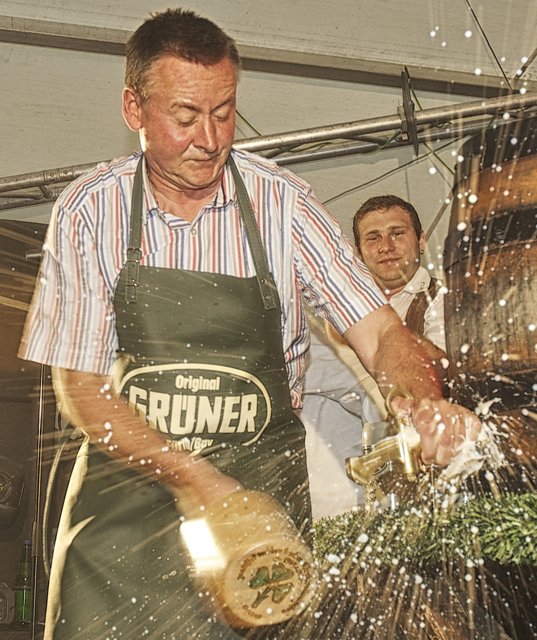 Hoppla: OB Thomas Jung beim Anzapfen des ersten Fasses.