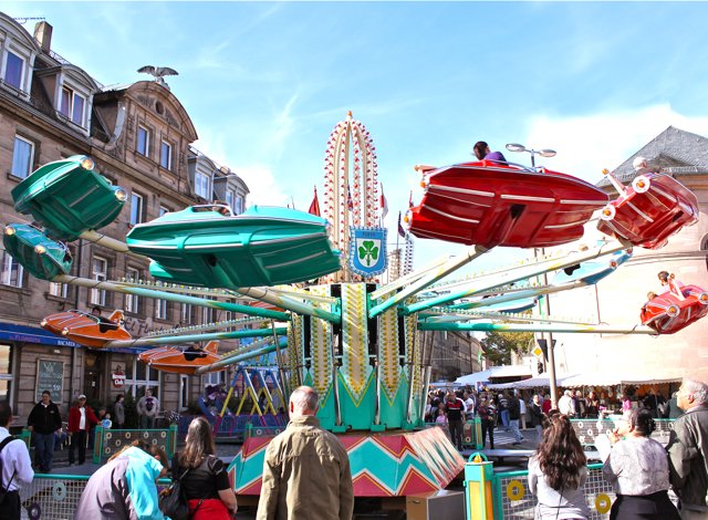 Auch wenn viele Fahrgeschäfte immer schneller und rasanter werden, in Fürth hat auch die Tradition ihren festen Platz.
