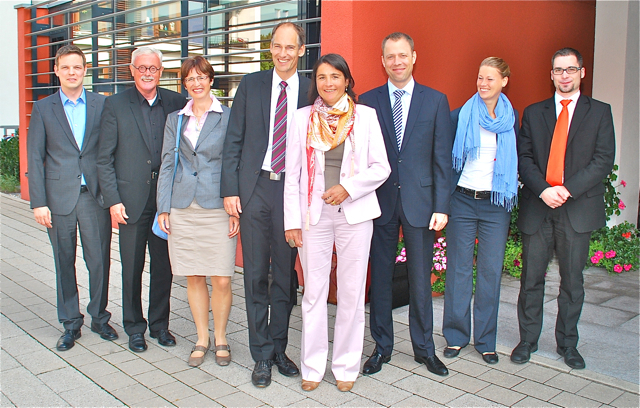 Senator Mario Czaja (3.v.r.) zeigte sich bei seinem Besuch im Kompetenzzentrum nachhaltig beeindruckt. Foto: oh