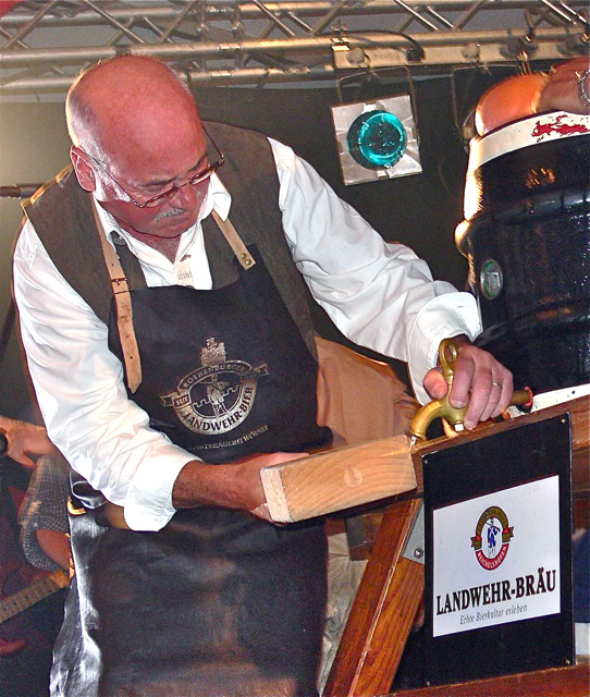 Mit dem traditionellen Bieranstich wird alljährlich auch die Seukendorfer Kirchweih eröffnet. Fotos (7): Archiv / oh