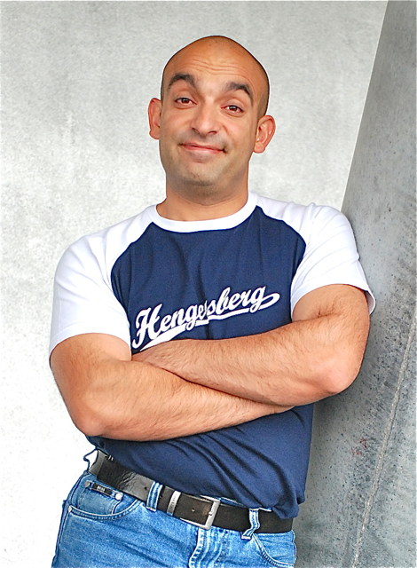 Am Samstag, 22. September, eröffnet Django Asül um 20.00 Uhr den 8. Rother Kabarettherbst: In der Kulturfabrik darf man sich auf haarscharfen Wortwitz sowie hieb- und stichfeste Politk-Kritik freuen. Asül geht mit offenen Augen durch die Welt und weiß: ein Paradigmenwechsel muss her! Denn Demokratie entpuppt sich endgültig als politischer Blindflug in Tateinheit mit finanziellem Größenwahn auf Pump. Asül kratzt in seinem neuen Programm Paradigma gewohnt scharf an den gesellschaftlichen Eisbergen Soziales,