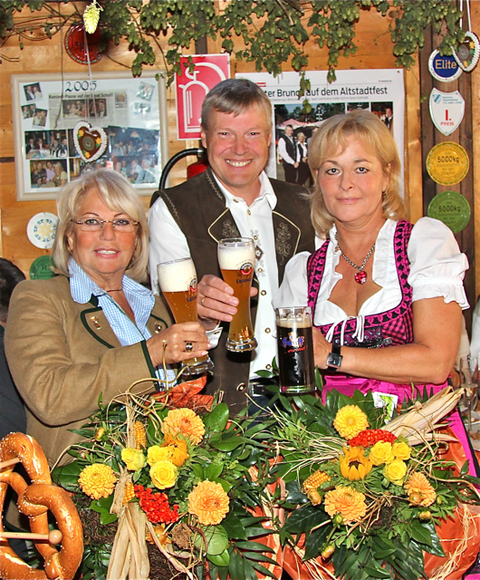 MarktSpiegel-Geschäftsführer Harald Greiner, Altstadtfest-Wirtin Sissy Kleinke-Kühnel (l.) und Hauff Bräu-Inhaberin Doris Weid-Gundel. Fotos (16): John R. Braun