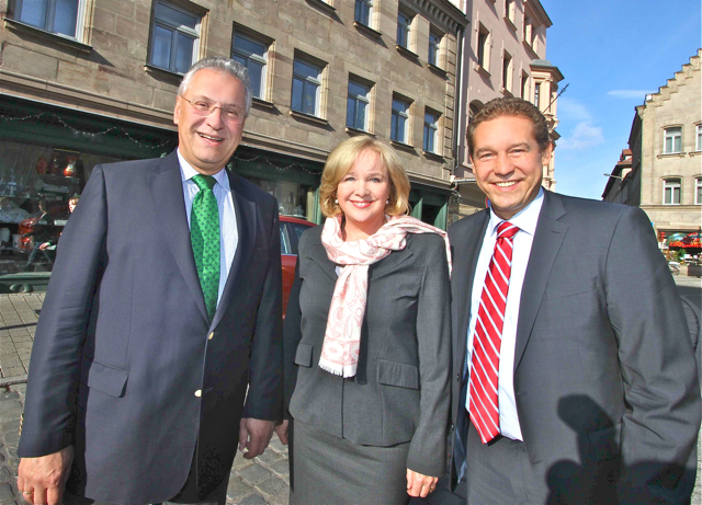 Joachim Herrmann, Evi Kurz und Markus Braun vor dem Geburtshaus von Ludwig Erhard. Foto: bayernpress