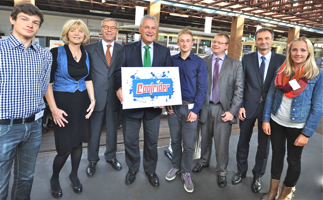 Gemeinsam für das Projekt Coolrider (v.l.n.r.): Felix Lehmann (Coolrider vom Martin-Behaim-Gymnasium Nürnberg), Margit Bauernfeind (Verein der Coolrider-Freunde e.V.), Walter Lechner (Vorstandsvorsitzender der Versicherungskammer-Stiftung), Joachim Herrmann (Bayerischer Staatsminister des Innern), Stefan Langfritz (Coolrider vom Martin-Behaim-Gymnasium Nürnberg), Michael Neßler (Augsburger Verkehrsgesellschaft mbH), Josef Hasler (Vorstandsvorsitzender der VAG) und Lena Bernheine (Coolriderin vom Gymnasium