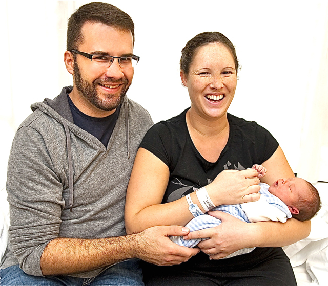 Vorgestern um 5.43 Uhr war es soweit: Bei der 2000. Geburt in diesem Jahr in der Geburtshilfe im Klinikum Nürnberg Süd kam der kleine Leopold zur Welt. Das Jubiläumsbaby ließ sich zwar Zeit und kam erst eine Woche nach dem Geburtstermin, aber er ist putzmunter und 3.430 Gramm schwer. Die stolzen Eltern Barbara (27) und Dr. Tobias Jaehn (32) sind überglücklich über ihren ersten Nachwuchs. Insgesamt kamen bis zu diesem Zeitpunkt 2.068 Kinder im Klinikum Nürnberg Süd zur Welt, denn unter den 2.000 Geburten war