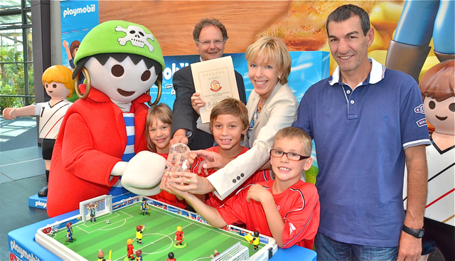 Ralf Ruhl überreichte die Auszeichnung an Playmobil-Geschäftsführerin Andrea Schauer, Nachwuchskicker vom TSV Zirndorf testeten mit dem Ex-Profi Reinhold Hintermaier (r.) das Spiel. Foto: oh