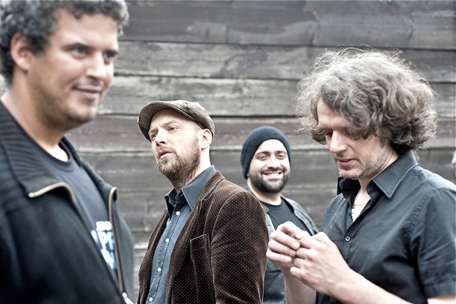 Mit neuem Repertoire und neuer CD im Gepäck kommt Henrik Freischlader (mit Mütze) nun auf Tournee. Der umtriebige junge Musiker hat sich im Verlauf des Jahres weitere Anerkennungen von den ganz großen Namen des Blues verdient, war sogar für die British Blues Awards nominiert und hat seine erste UK-Tour hinter sich. Henrik Freischlader & Band sind sicher die Blues-Entdeckung der letzten Jahre und am 23. Oktober um 20.00 Uhr zu erleben im Nürnberger Hirsch. Foto: oh