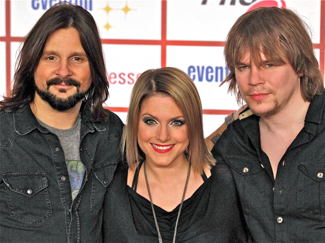 Jeany, Christian und Jörg haben es sich zur Maxime gemacht, vor keiner Stilistik und keiner Herangehensweise zurückzuschrecken. Deshalb sind die deutschsprachigen Songs von Ewig im Pop ebenso zu Hause wie im Rock, Soul oder auch ein wenig im Schlager. Der Sound der 60-er mischt sich ganz ungezwungen mit dem der 80-er Jahre. Dennoch bleibt es immer der ganz eigene, romantische Ewig-Sound nicht zuletzt auch wegen Sängerin Jeany, besser bekannt als Jeanette Biedermann. Am 30. Oktober ist das Trio um 20.0