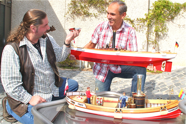 Dampfmodellbauer Hans Schaffer präsentiert zwei seiner selbstgebauten Dampfschiffe (Barkasse und Pinasse), Lars Hochreuther vom Industriemuseum hält mit einem Knatterboot dagegen. Mit diesen Spielzeugbooten aus Blech dürfen an den Sonntagen die Kinder ins Rennen gehen. Fotos (2): oh