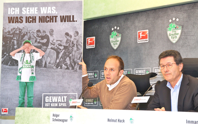 SpVgg Greuther Fürth-Präsident Helmut Hack (r.) und Geschäftsführer Holger Schwiewagner präsentieren die Aktion Gewalt ist kein Spiel. Foto: bayernpress