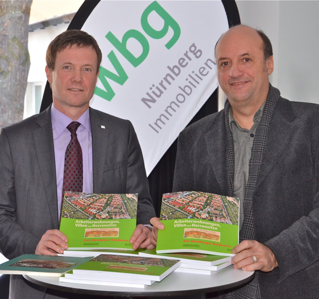 wbg-Geschäftsführer Ralf Schekira (l.) und Buchautor Bernd Windsheimer stellen die zweite Auflage des Stadtteilbuches Arbeiterwohnungen, Villen und Herrensitze vor. Foto: Claudia Höhnisch, wbg