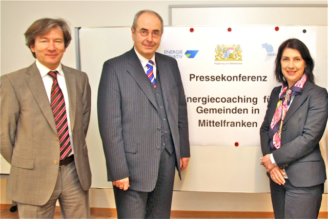 Bayerns Wirtschaftsstaatssekretärin Katja Hessel gab gemeinsam mit dem Regierungspräsidenten von Mittelfranken, Dr. Thomas Bauer, den Startschuss für das Pilotprojekt ,,Energiecoaching für Gemeinden in Mittelfranken. Über Ziele, Inhalt und Umfang des Projekts sowie die Aktivitäten des Freistaats zur Unterstützung der Kommunen informierten beide im Nürnberger ,,Südpunkt". Weitere Teilnehmer der Pressekonferenz waren u. a. Bürgermeister Helmut Bauz von Büchenbach und Bürgermeister Gerhard Kubek von Henfenfe