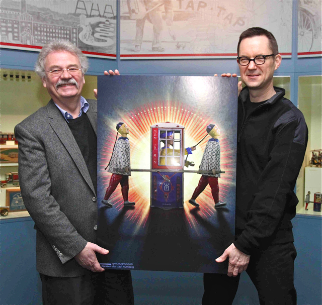 Dr. Helmut Schwarz (l.), Leiter des Spielzeugmuseums, und Gestalter Udo Bernstein stellten das neue Jahresplakat vor. Foto: Udo Dreier