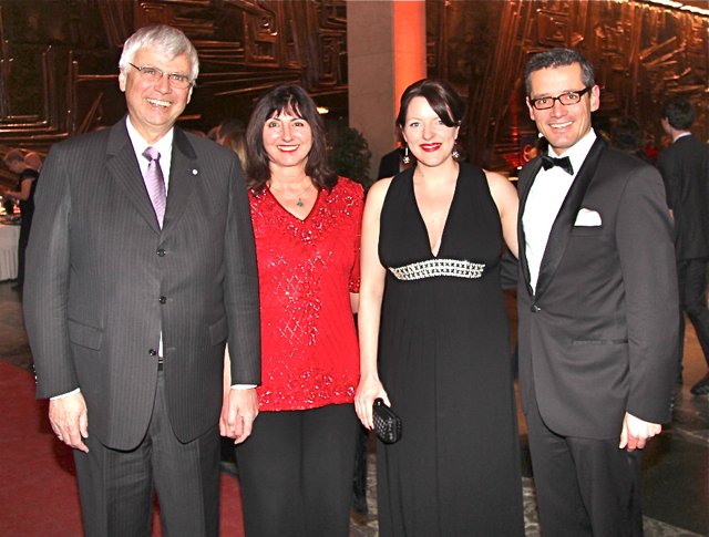 Dr. Johannes Friedrich (l.), ehemaliger Landesbischof, mit Gattin Dorothea  (2.v.l.), und Dr. Michael Fraas, Nürnbergs Wirtschaftsreferent, mit Gattin Karin.