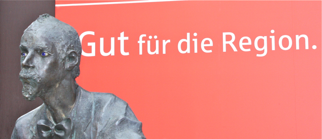 Die Perspektive macht es: das Henselt-Denkmal in Verbindung mit einem Werbeslogan der Sparkasse. Der Satz passt für Schwabach. Foto: Schlampp