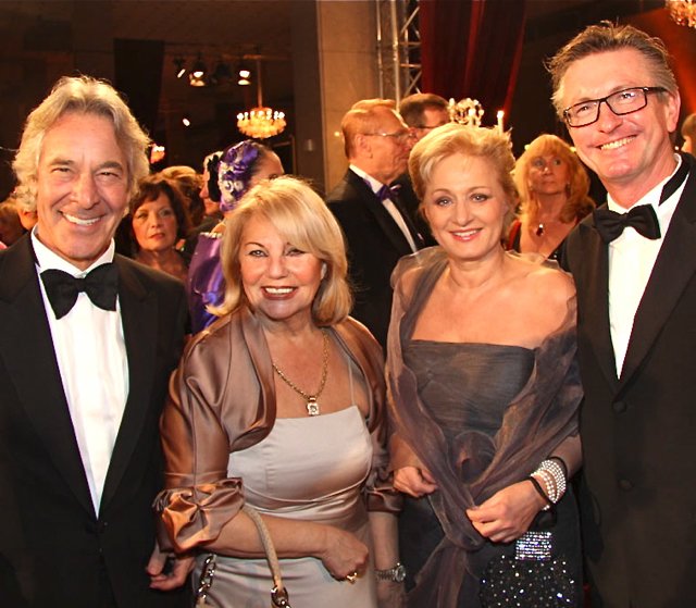 Apotheker Werner Kühnel (l.) und Gattin Sissy Kleinke-Kühnel (2.v.l.) mit Brigitte Baur, Vorstandsmitglied VR Bank, und Lebensgefährte Reinhard Pallasch.