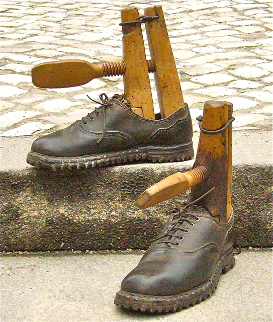 Stabile Lederschuhe von Hand zu fertigen war schon immer eine Kunst. Foto: oh