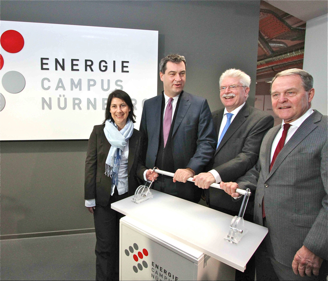 In Anwesenheit der bayerischen Staatsminister Dr. Markus Söder (2.v.l.), Martin Zeil (2.v.r.) und Dr. Wolfgang Heubisch (r.) sowie Staatssekretärin Katja Hessel (l.) wurde der EnergieCampus Nürnberg auf dem ehemaligen AEG-Areal (Auf AEG) eingeweiht. Für die ersten der bis zu 150 Forscherinnen und Forscher, die bislang an verschiedenen Standorten arbeiteten, beginnt damit der Einzug in Labore, Technika, Werkstätten und Büros auf 5.800 m² Forschungsfläche. Fotos (2): Udo Dreier