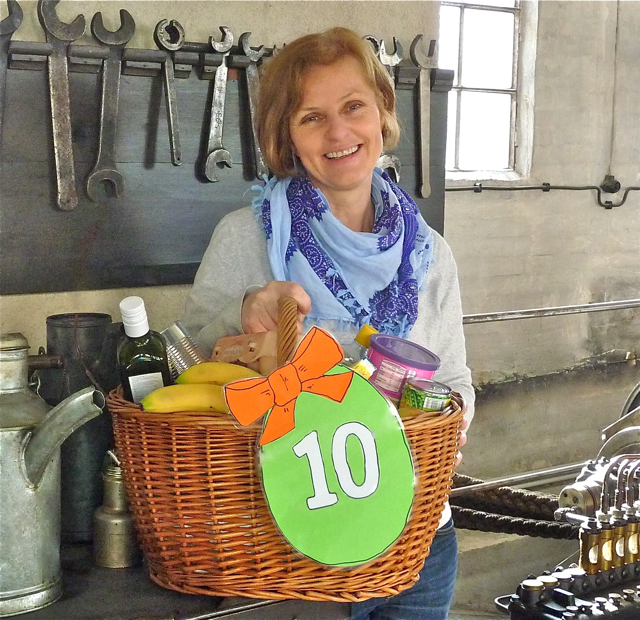 Museumspädagogin Renate Schmidt mit Einkaufskorb. Foto: oh
