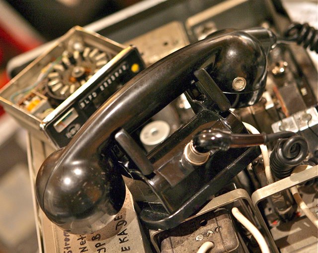 Ein wirklich antikes Handy: Hörer und Steuerungseinheit eines A-Netz-Mobilfunkgerätes aus dem Jahr 1958, mit dem der ehemalige Bundeskanzler Konrad Adenauer aus dem Auto telefonierte.