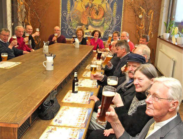 Gemeinsames Bier-Erlebnis schafft Freunde.