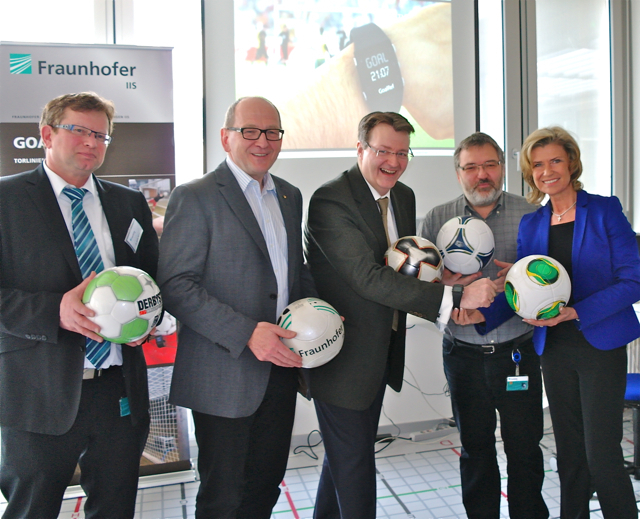 Im Rahmen ihres Besuches am Fraunhofer-Institut ließen sich Dagmar Wöhrl (r.) und Michael Frieser (3.v.r.) von Leiter Prof. Dr. Albert Heuberger (2.v.l.), Standortleiter Dr. Günter Rohmer (l.) und Thomas von der Grün (2.v.r.) auch die in Nürnberg und Erlangen entwickelte Torlinientechnik ,,GoalRef erläutern, mit deren Hilfe Fußball-Schiedsrichter künftig eindeutig auf Tor entscheiden können. Mit dem innovativen System bewirbt sich Fraunhofer derzeit bei der FIFA. Foto: oh