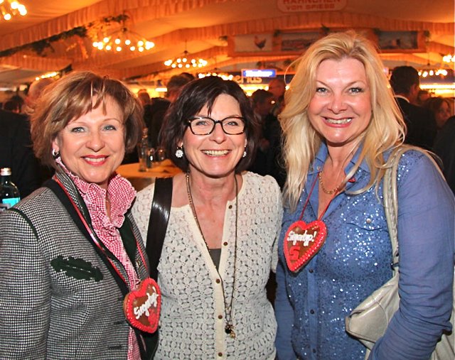 Inge Weise (l.), Vorstandsvorsitzende Bürgerstiftung Nürnberg, Petra Maly (M.) und Marie-Luise Cawi, Modelagentur Cawi.