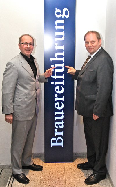 Tucher Marketing-Direktor Kai Eschenbacher (l.) und MarktSpiegel Redaktionsleiter John R. Braun hatten die Leseridee.