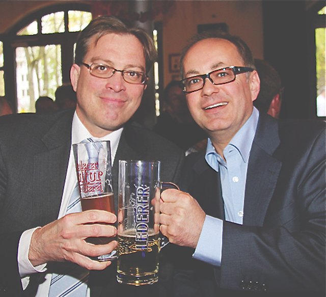 Dr. Thomas Hörlbacher (l.), Dr. Lorenz Tuchersche Stiftung, und Tucher-Marketing-Direktor Kai Eschenbacher prosten auf den Bayernsieg.