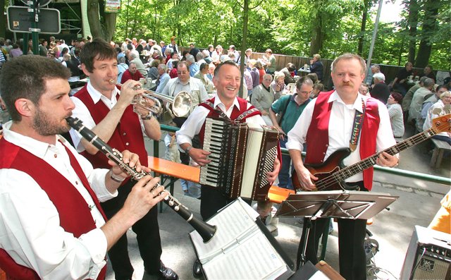 Auch zünftige Kirchweihmusik darf nicht fehlen.