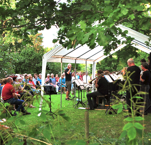 Romantik unterm Blätterdach: Musiker aus der Region treten einmal im Jahr im Botanischen Garten auf. Foto: Weiß